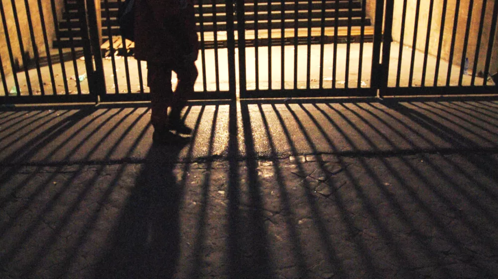 - ilustrativna fotografija - re&scaron;etke - zapor - svetloba