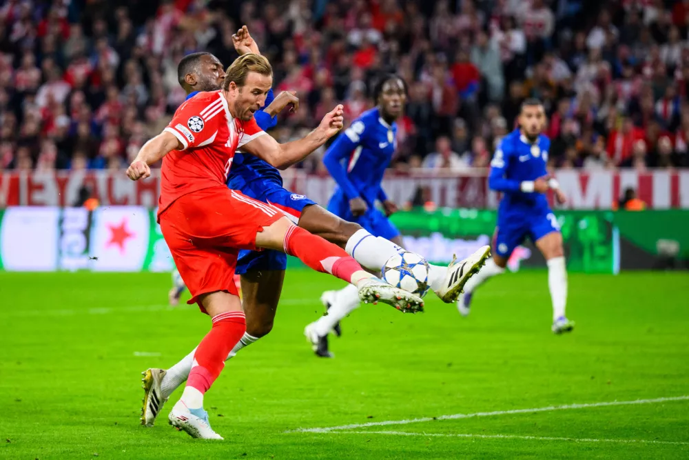 17 September 2025, Bavaria, Munich: Bayern Munich's Harry Kane (L) in action against Chelsea's Tosin Adarabioyo during the UEFA&nbsp;Champions League soccer match between Bayern Munich and Chelsea FC at the Allianz Arena. Photo: Tom Weller/dpa