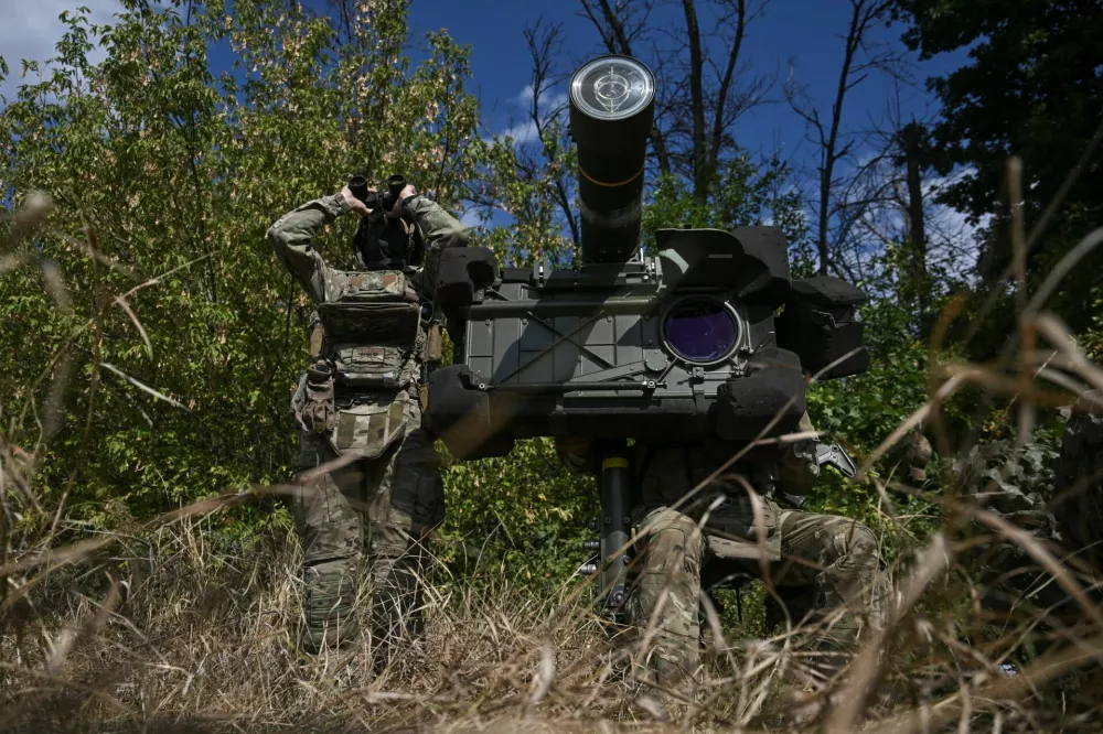 Service members of an air defence unit of the 3rd Separate Assault Brigade observe the sky during a combat shift in a front line, amid Russia's attack on Ukraine, in Kharkiv region, Ukraine September 15, 2025. REUTERS/Stringer