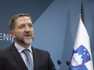 Ljubljana, vlada.Izjava po neformalnem brifingu o Nato deklaraciji.Minister za finance Klemen Bostjancic.