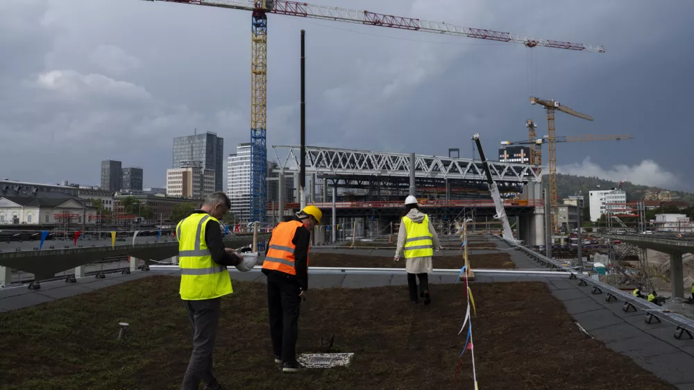 železni&scaron;ka postaja Ljubljana29.08.2025 - Ozelenjevanju nadstre&scaron;nic nad železni&scaron;kimi peroni - gradbi&scaron;če - gradnja glavne železni&scaron;ke postaja LjubljanaFoto: Nik Erik Neubauer 