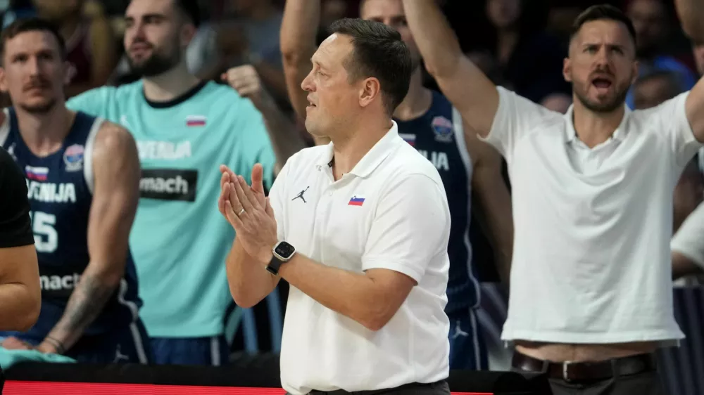 Basketball - FIBA EuroBasket 2025 - Round of 16 - Italy v Slovenia - Xiaomi Arena, Riga, Latvia - September 7, 2025 Slovenia head coach Aleksander Sekulic REUTERS/Ints Kalnins