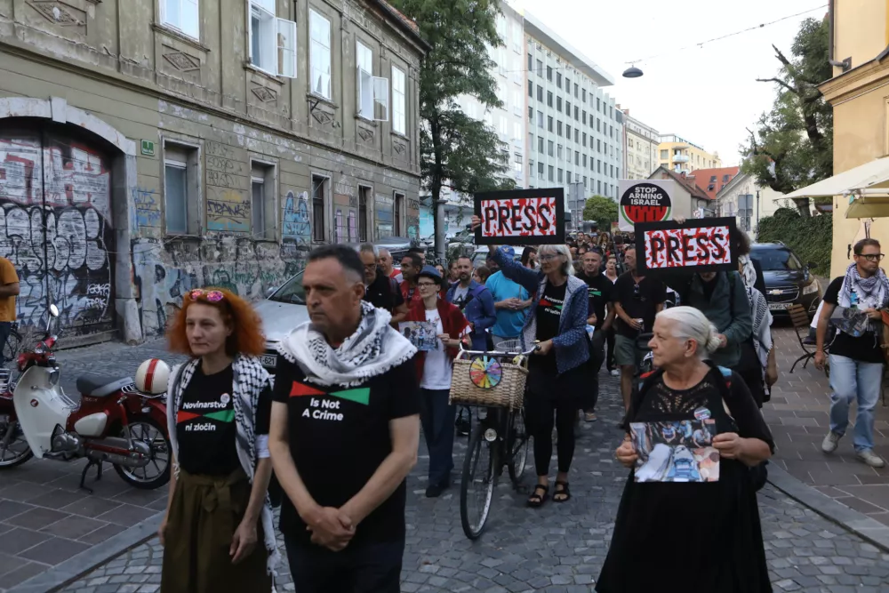 18.09.2025 - novinarska konferenca predsednika palestinskega sindikata novinarjev Naserja Abu Bakerja (pred poslopjem RTV Slovenija, Kolodvorska 2) in javni shod v podporo palestinskim novinarjem in medijskim delavcemFoto: Luka Cjuha