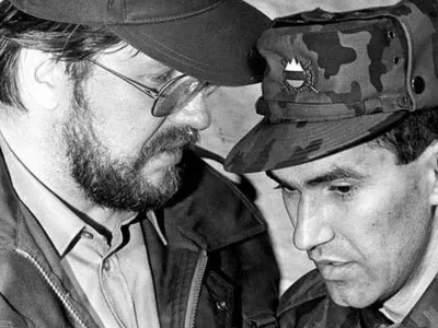 Janez Jan&scaron;a (z Igorjem Bavčarjem) v voja&scaron;ki opravi, ki jo prodaja