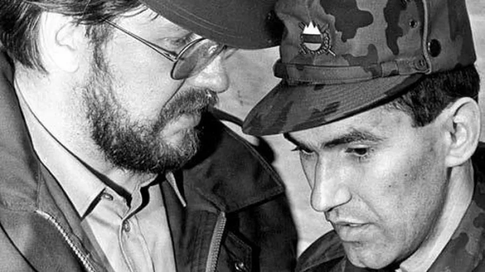 Janez Jan&scaron;a (z Igorjem Bavčarjem) v voja&scaron;ki opravi, ki jo prodaja