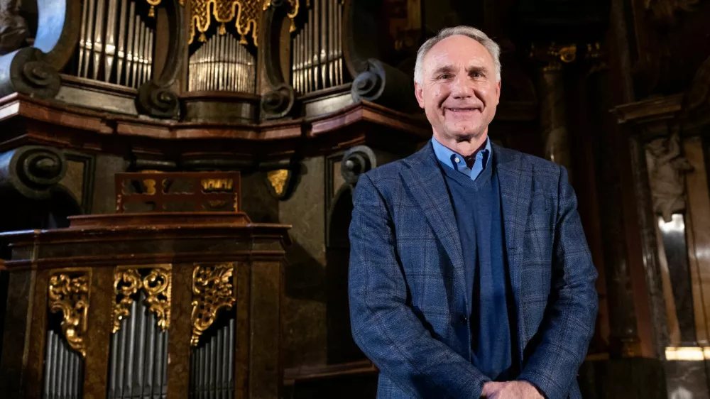 U.S. author Dan Brown poses as he holds a news conference in Prague to present his new book, which is set in the Czech capital, in Prague, Czech Republic, September 18, 2025. REUTERS/Eva Korinkova