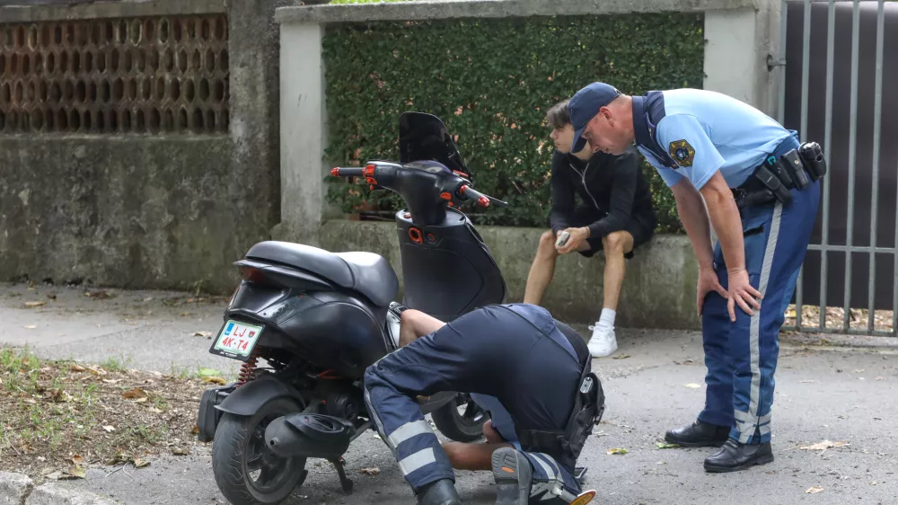 11.7.2025 - policija, nadzor prometa, lahka motorna vozila, skuter, moped, varnost v prometruFoto: Luka Cjuha