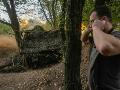 Service members of the 24th Separate Mechanized Brigade of the Ukrainian Armed Forces fire a 2S3 Akatsiya towards Russian troops in the front line, amid Russia's attack on Ukraine, in Donetsk region, Ukraine September 18, 2025. REUTERS/Serhii Korovainyi