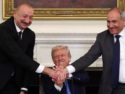 Med optimizmom in &scaron;tevilnimi izzivi mirovnega dogovora