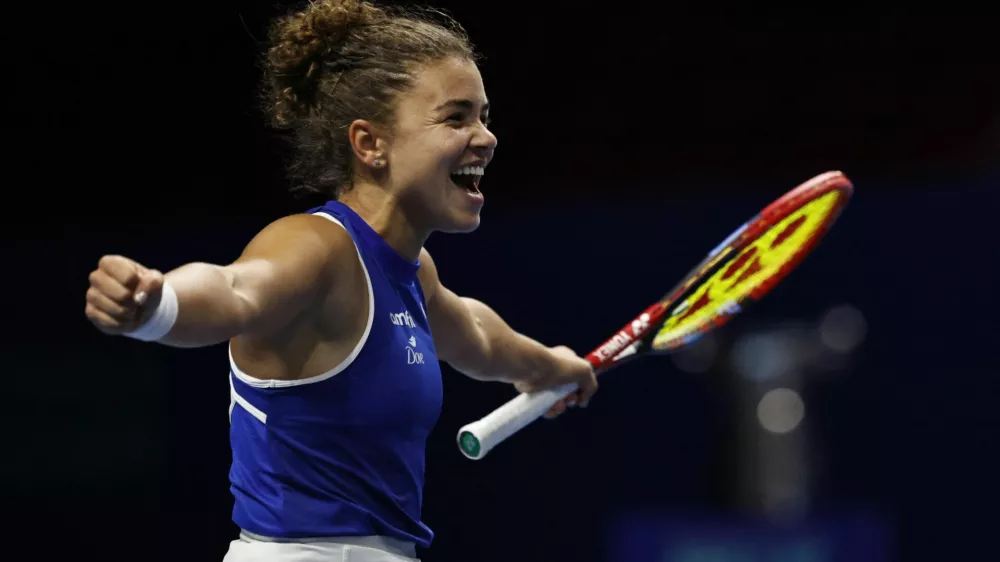 Tennis - Billie Jean King Cup Finals - Semi Finals - Italy v Ukraine - Shenzhen Bay Sports Centre Arena, Shenzhen, China - September 19, 2025 Italy's Jasmine Paolini celebrates winning her doubles match with Italy's Sara Errani against Ukraine's Marta Kostyuk and Lyudmyla Kichenok REUTERS/Tingshu Wang