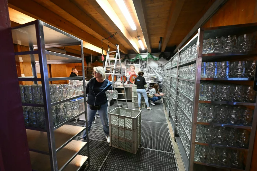 Beer mugs are placed in a beer tent prior to the world's largest beer festival, Oktoberfest, in Munich, Germany, September 18, 2025. REUTERS/Angelika Warmuth / Foto: Angelika Warmuth