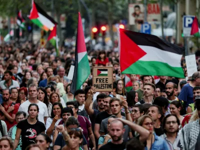 A demonstrator holds up a sign reading "Free Palestine" during a protest in support of Palestinians, in Barcelona, Spain, September 18, 2025. REUTERS/Bruna Casas