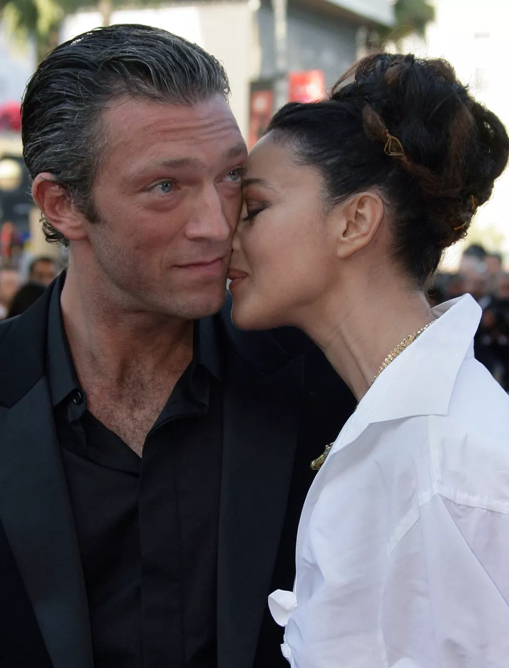 Italian actress and festival jury member Monica Bellucci, right, kisses his husband French actor Vincent Cassel as they arrive for the screening of the film "Indigenes," by French director Rachid Bouchareb at the 59th International film festival in Cannes, southern France, Thursday, May 25, 2006. (AP Photo/Francois Mori)