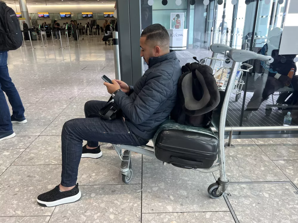 20 September 2025, United Kingdom, London: People wait at Terminal 4 of London Heathrow Airport after flights were delayed and cancelled due to an alleged cyberattack on a service provider for check-in and boarding systems. Airports in London, Brussels and Berlin reported delays and disruptions linked to the issue affecting Collins Aerospace. Photo: Maja Smiejkowska/PA Wire/dpa