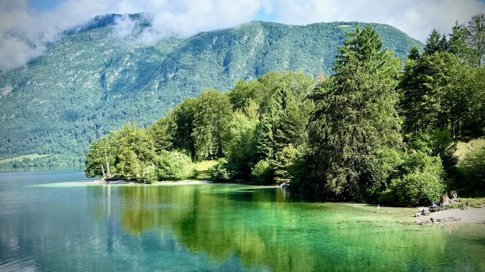 Danes bo čudovit dan, kot nala&scaron;č za izlet na morje ali ob kak&scaron;no jezero. 