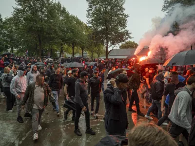 20 September 2025, Netherlands, The Hague: Protestors light flares during a far-right demonstration in The Hague, against immigration, asylum seekers, and violence in the country. Photo: James Petermeier/ZUMA Press Wire/dpa