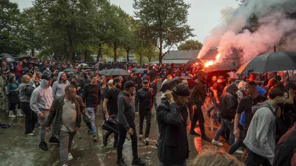 20 September 2025, Netherlands, The Hague: Protestors light flares during a far-right demonstration in The Hague, against immigration, asylum seekers, and violence in the country. Photo: James Petermeier/ZUMA Press Wire/dpa