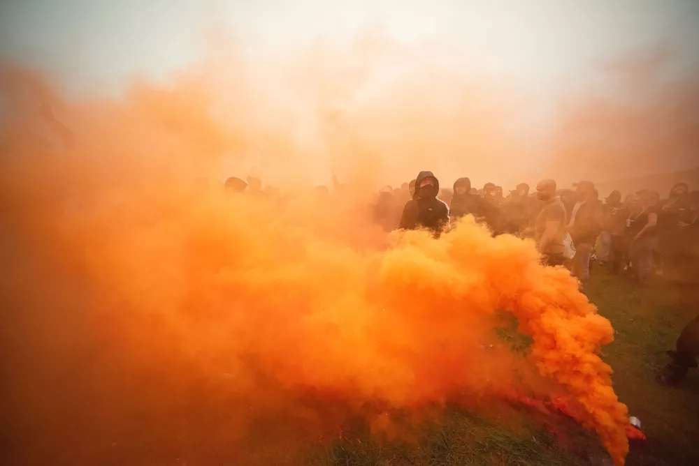 20 September 2025, Netherlands, The Hague: A protestor stands in the middle of heavy orange smoke during a far-right demonstration in The Hague, against immigration, asylum seekers, and violence in the country. Photo: Charles M Vella/SOPA Images via ZUMA Press Wire/dpa
