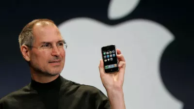 Steve Jobs, k ije vodil podjetje Apple, je takole predstavil novo napravo. / Foto: Ap/dokumentacija