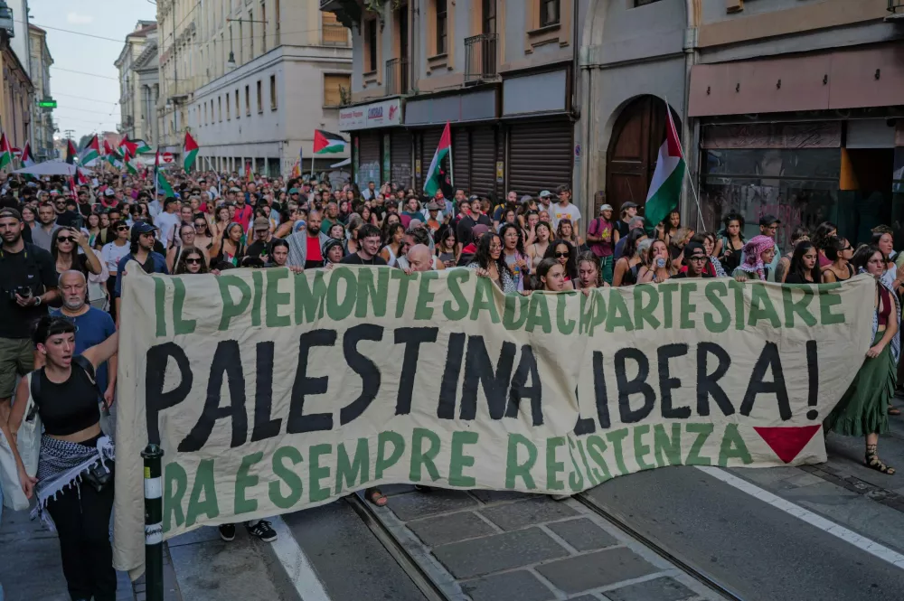 20 September 2025, Italy, Turin: Demonstrators hold a large sign during a pro Palestine march in Turin. Photo: Riccardo Giordano/IPA via ZUMA Press/dpa