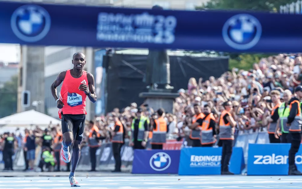 20 September 2025, Berlin: Sabastian Sawe from Kenya and crosses the finish line first during the 51st Berlin Marathon. Photo: Andreas Gora/dpa