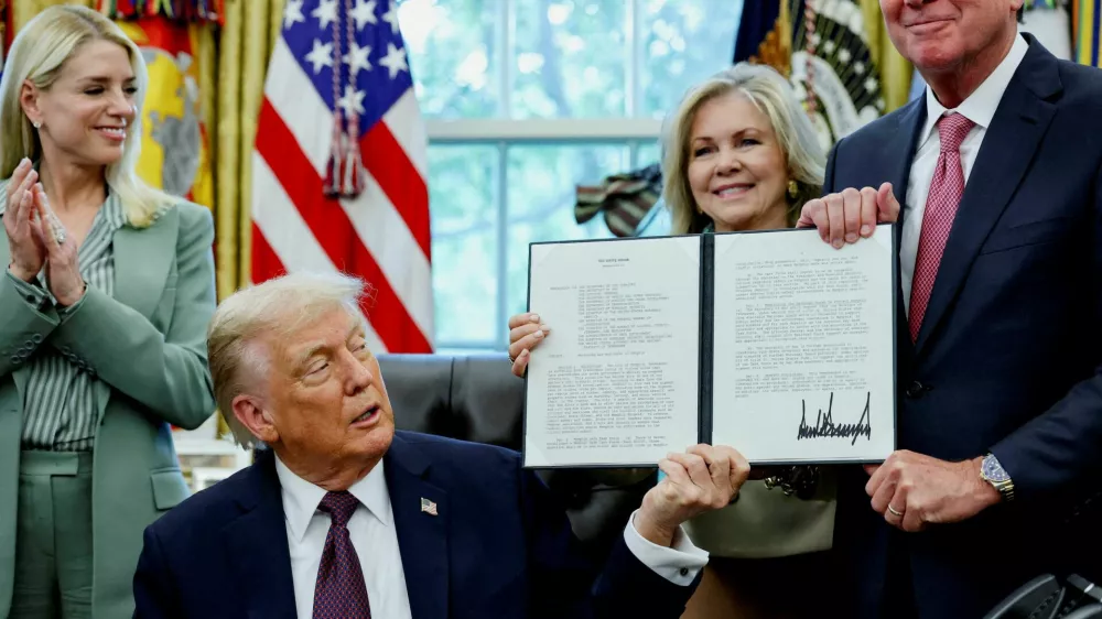 U.S. President Donald Trump, and U.S. Senators Marsha Blackburn (R-TN) and Bill Hagerty (R-TN) hold a memorandum Trump just signed to send federal resources to Memphis, Tennessee, for a surge against local crime, as U.S. Attorney General Pam Bondi applauds, in the Oval Office at the White House in Washington, D.C., U.S., September 15, 2025. REUTERS/Jonathan Ernst REFILE - CORRECTING THE TITLES OF BLACKBURN AND HAGERTY FROM "TENNESSEE SENATORS" TO "U.S. SENATORS".   TPX IMAGES OF THE DAY