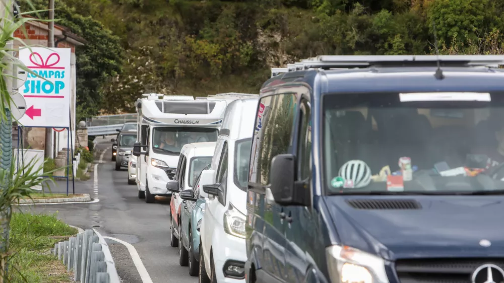 - kolona na meji- mejni prehod Dragonja - slovensko-hrva&scaron;ka meja- policija izvaja selektivni nadzor za vse, ki vstapojo iz Hrva&scaron;ke. - 2110.2023 &ndash; ponovni začasni nadzor na mejnih prehodih - uvedba deset dnevnega nadzora na mejah s Hrva&scaron;ko in Madžarsko - 12 kontrolnih točk na hrva&scaron;ki in dve na madžarski meji - //FOTO: Bojan Velikonja