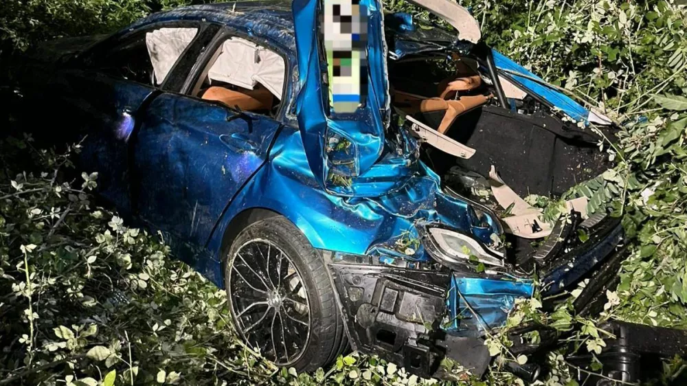 Zaradi neprimerne hitrosti je avto pristal v sedemmetrski globeli. 