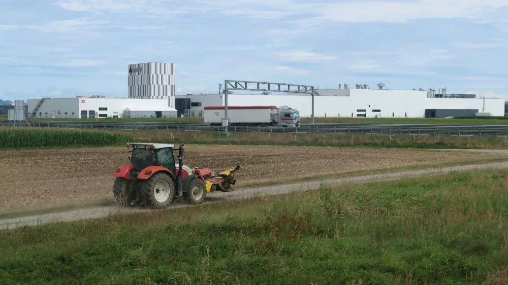 kmetijsko zemlji&scaron;če, Magna, Hoče, traktor. Foto: Tatjana Pihlar