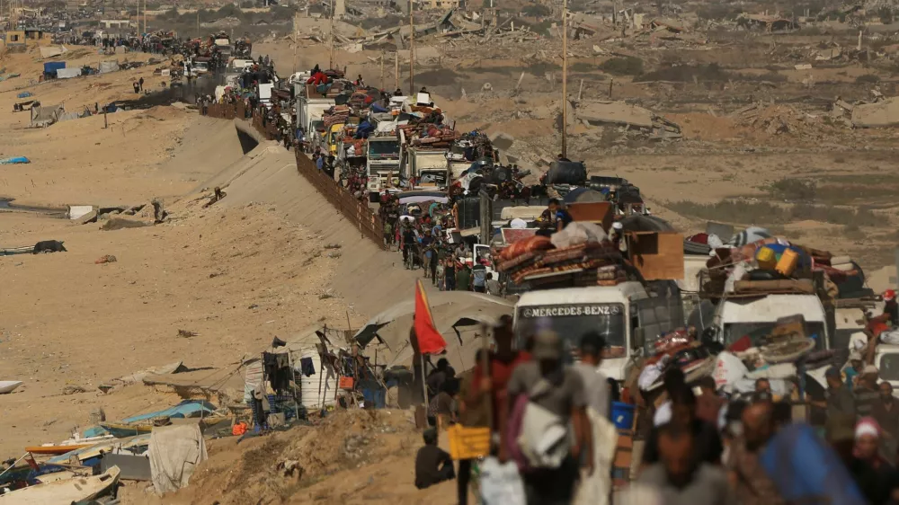Displaced Palestinians flee southward in the central Gaza Strip after Israeli forces ordered residents of Gaza City to evacuate to the south, September 21, 2025. REUTERS/Dawoud Abu Alkas   TPX IMAGES OF THE DAY