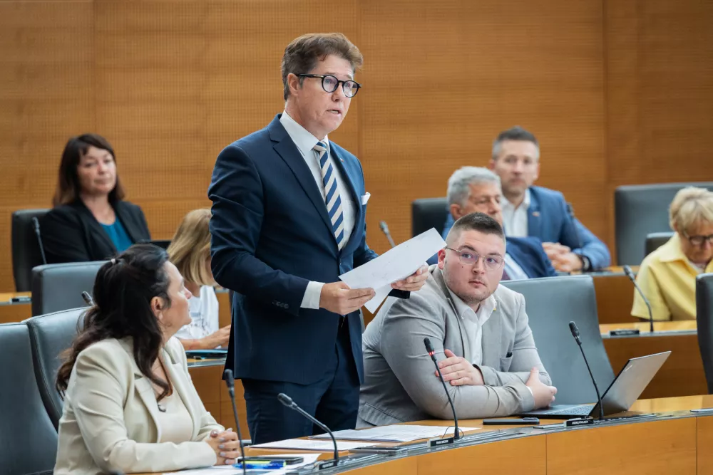 Ljubljana, Drzavni zbor.Zacetek redne seje DZ s poslanskimi vprasanji premierju Robertu Golobu in ministrski ekipi.