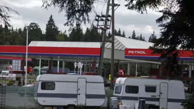 - avtocestno počivali&scaron;če Lom - bencinska črpalka Petrol - romunski delavci za delo plačani 1 euro na uro//FOTO: Luka Cjuha