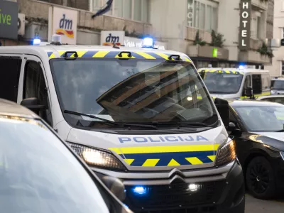 Nasilnež že večkrat napadel policiste, nazadnje ju je obrcal