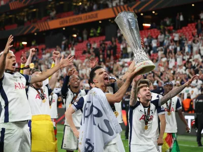 Soccer Football - Europa League - Final - Tottenham Hotspur v Manchester United - San Mames, Bilbao, Spain - May 21, 2025 Tottenham Hotspur's Dominic Solanke celebrates with the trophy after winning the Europa League REUTERS/Violeta Santos Moura