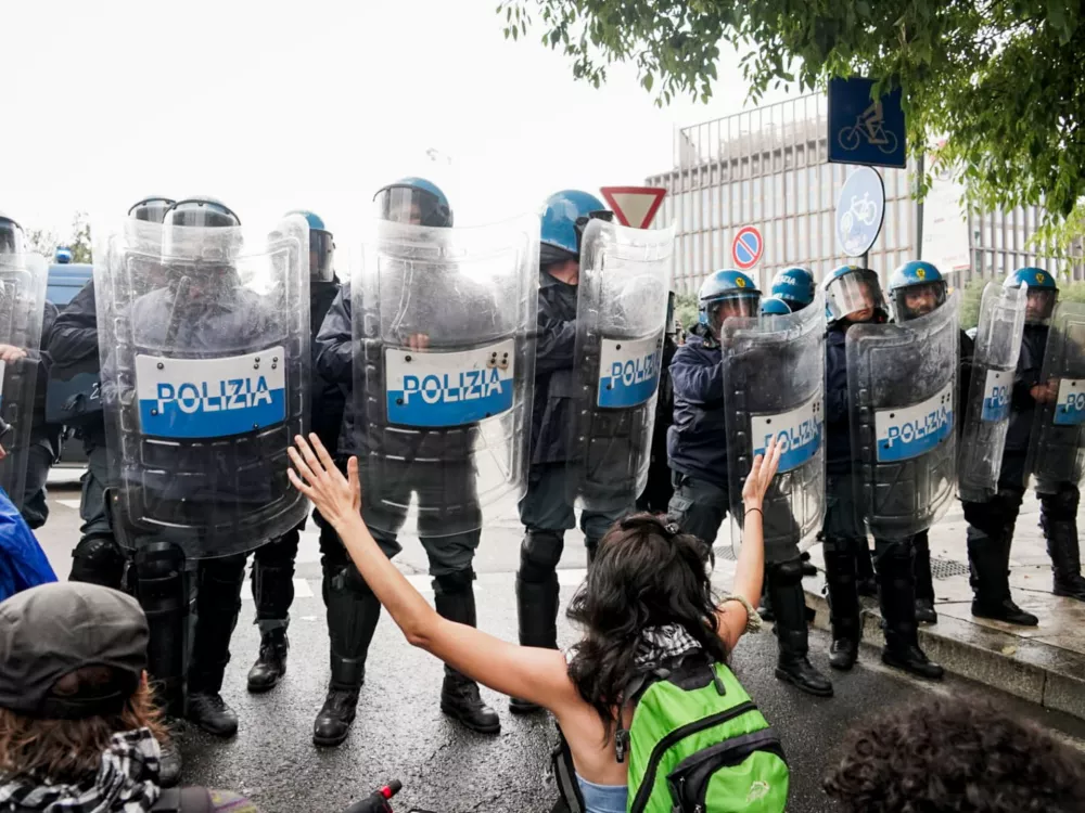 22 September 2025, Italy, Milan: A demonstrator confronts police forces during clashes at a pro-palestine demonstration in Milan. A nationwide strike in solidarity with the people of Gaza caused disruptions across Italy on Monday. Photo: Emanuele De Carli/IPA via ZUMA Press/dpa