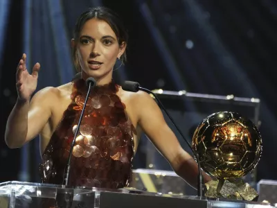 Barcelona's Aitana Bonmat&iacute; receives the 2025 Women's Ballon d'Or during the 69th Ballon d'Or awards ceremony at the Theatre du Chatelet in Paris, Monday, Sept. 22, 2025. (AP Photo/Thibault Camus)