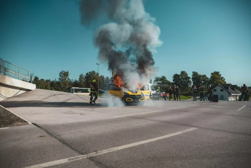 požar električni avto