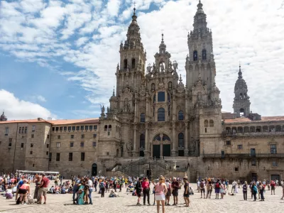 Santiago de Compostela se sooča z nara&scaron;čajočim pritiskom množičnega turizma. F iStock
