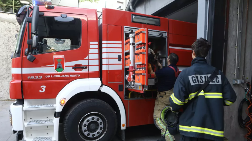 - 06.07.2022 - Gasilsko dru&scaron;tvo Ljubljana mesto - gasilci, Poljanski nasip 42//FOTO: Luka Cjuha