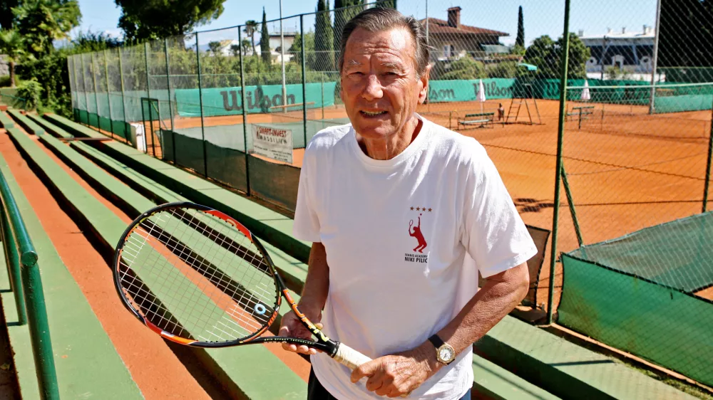 - 21.09.2015 - Nikola Pilić, nekdanji hrva&scaron;ki tenisač - finalist OP Francije (1973), ki je po koncu kariere deloval kot trener in postal prvi kapetan, ki je osvojil Davisov pokal s tremi različnimi državami, Nemčijo v letih 1988, 1989 in 1993, Hrva&scaron;ko leta 2005 ter Srbijo leta 2010. - nekdanji trener Novaka Đokovića, //FOTO: Tomaž Skale