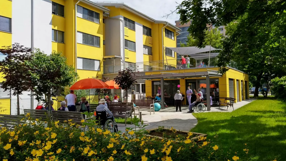 Kadrovske izzive re&scaron;ujejo s tujci