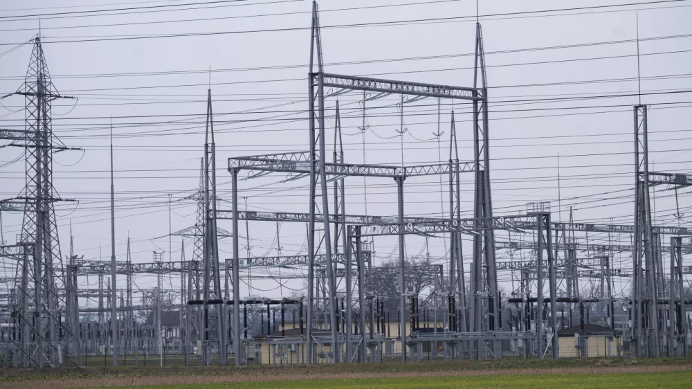 elektrika - simbolična fotografijaelektrično omrežjeomrženinaporaba elektrikedaljnovodelektrična napeljavaELES11.02.2025 Električno omrežje, okolica BeričevaFOTO: Nik Erik Neubauer