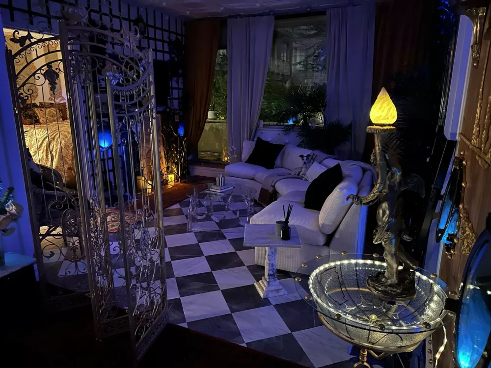 Story from Jam Press (Titanic Decorated Apartment)Pictured: Inside the Titanic home.Woman who has seen Titanic hundreds of times turns FLAT into ship replica with iceberg &ndash; and invites HINGE date overA woman has turned her flat into the TITANIC complete with a grand staircase and an iceberg &ndash; and she even invited her Hinge date round for a tour.Superfan Sarah Boll has spent months transforming her two-bed rental into a full-blown tribute to the doomed liner &ndash; and she's gone full steam ahead.The 27-year-old says what started as an idea for a small themed party quickly spiralled into an obsession.Now her walls, ceilings and even her bedroom have been revamped to recreate the ship's most famous rooms.From portholes to a "sinking room" and replica artefacts, every room has been styled to make you feel like you're stepping back into 1912."I've been a huge Titanic fanatic, to say the least, since I was 11," the model and a real estate agent told What's The Jam."For my high school graduation, my dad gave me a model ship of the Titanic, and my mom shipped it to me when I had space for it."I was going to have a small Titanic party, but once I started decorating, it was difficult to stop &ndash; especially after I started posting videos on TikTok.'Also, I just love interior design and anything to do with shades of blue and water."Sarah started decorating her New York City apartment in March 2025.Step inside and you're greeted by her version of the Grand Staircase, built with stick-on tiles, plastic ceiling panels and even a salad bowl turned into the glass dome.There are velvet ribbon walls, gold trim, faux greenery and mirrors dressed up as caf&eacute; windows.Sarah says her friends and family have been stunned by the transformation &ndash; but none more so than her Hinge date, who got the full Titanic tour when he came over to visit.She said: "He was totally on board. I told him about my apartment before he came over and asked if he would be okay if I filmed his reaction. He was so chill about it."The reactions from everyone else have been hilarious. Some people like it and others think it's insane."It's been 50/50 &ndash; there's been a lot of, 'I can't decide if she's cool or needs to be institutionalised'"Sarah says the real showstopper is her "sinking room", where visitors can first see Titanic sailing on a starry night before it hits the iceberg.Walking into the room, a model ship dangles from the ceiling mid-sink while a dresser painted to look like the liner appears to go down beneath the waves.The floor shimmers with mirrored silver paper like water, fabric drapes create the feel of being underwater and mini replicas show the wreck on the seabed.Sarah has even filled drawers with sand and crockery to echo what divers found.The bathroom continues the theme, covered in mirrored paper and newspaper clippings, with all 1,500 victims' names written out and stuck on the walls.Meanwhile, her bedroom has been styled as a first-class suite, complete with a gold comforter and a porthole by the bed.Sarah admits the whole thing came together impulsively &ndash; with no real plan &ndash; and she hasn't even kept track of how much it cost.She's since built a following of 18,000 online by sharing TikTok tours of her ship-shaped flat, with viewers torn between calling her a genius or saying she's lost the plot.And while Sarah says she may eventually change her apartment theme, for now she's staying firmly on board the Titanic &ndash; enjoying what she calls the best summer of her life.She said: "I'll switch up the theme eventually; I'm planning on an Alice in Wonderland theme."I'm not sure when I'll do that though. I want my parents to see Titanic first."I love my apartment &ndash; I've never had a better summer in my life."ENDSEDITOR'S NOTE: Video Usage Licence: (EXCLUSIVE) We have obtained an exclusive licence from the copyright holder. A copy of the licence is available on request.Video Restrictions: None.,Image: 1035233051, License: Rights-managed, Restrictions: EDITOR'S NOTE: Video Usage Licence: (EXCLUSIVE) We have obtained an exclusive licence from the copyright holder. A copy of the licence is available on request.Video Restrictions: None., Model Release: no