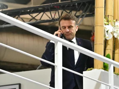 Emmanuel Macron, telefon, klic. Foto: Profimedia