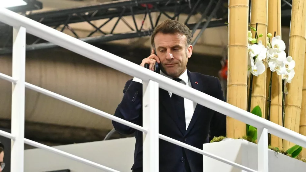Emmanuel Macron, telefon, klic. Foto: Profimedia