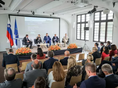 Ljubljana, Center Rog.Konferenca z naslovom Sproscanje rasti: prihodnost slovenskih in evropskih kapitalskih trgov v organizaciji ministrstva za finance.