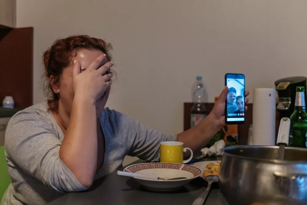 Oana St&acirc;ngu dela na kmetiji v Nurembergu v Nemčiji. Fotografija je bila posneta leta 2020, ko je imela 28 let. Njeni otroci živijo v Romuniji z babico, z njimi pa govori večinoma le prek spletnih aplikacij. Z možem Stelianom sta pri&scaron;la prvič na delo v Nemčijo, ko njuna hčera ni imela niti dve leti. / Foto: Cosmin Bumbuț