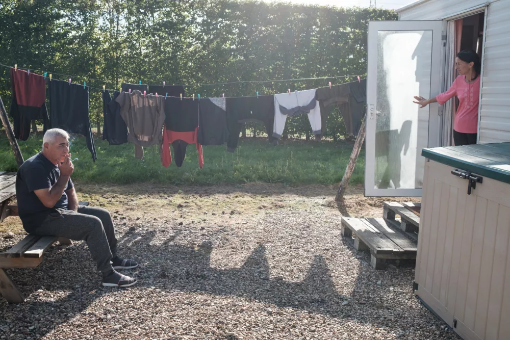 Paula in Relu Tălăban, oba imata 48 let, pred svojo prikolico v Cobhamu v Veliki Britaniji. / Foto: Cosmin Bumbuț