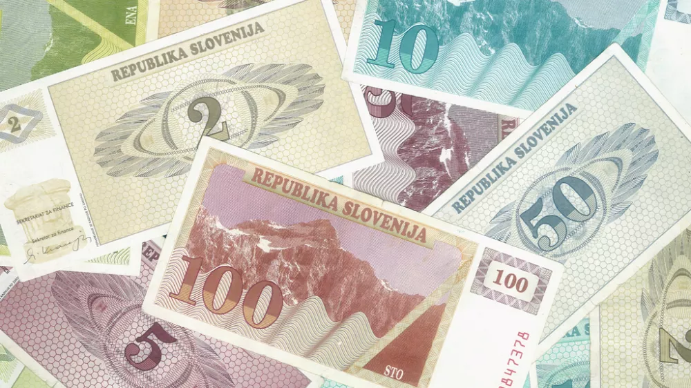 Za&Auml;Ťasni tolarji republike Slovenije - 8.10.1991 je Banka Slovenije izro&Auml;Ťila v obtok bone, ki so se uporabljali kot za&Auml;Ťasni denar./ izvorno ime datoteke: tolarski_boni_2_foto_bojans.jpg/Ĺ&nbsp;tefan&Auml;Ťi&Auml;Ť Bojan / Foto: Ĺ&nbsp;tefan&Auml;Ťi&Auml;Ť Bojan