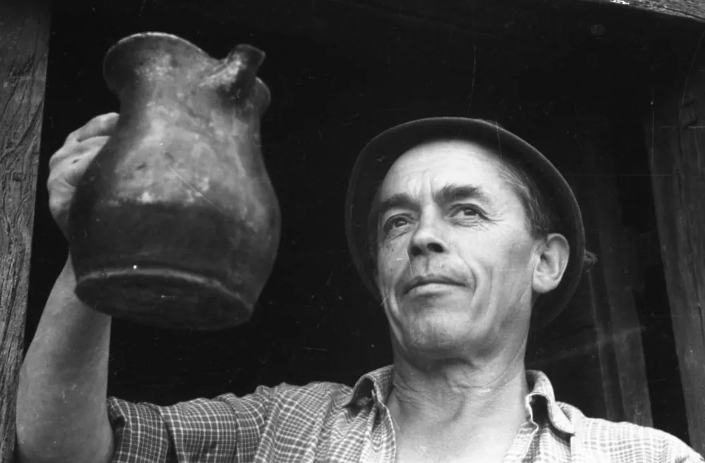 Pozabljeni običaji na&scaron;ih trgatev: ko so grozdje &scaron;e stiskali z nogami